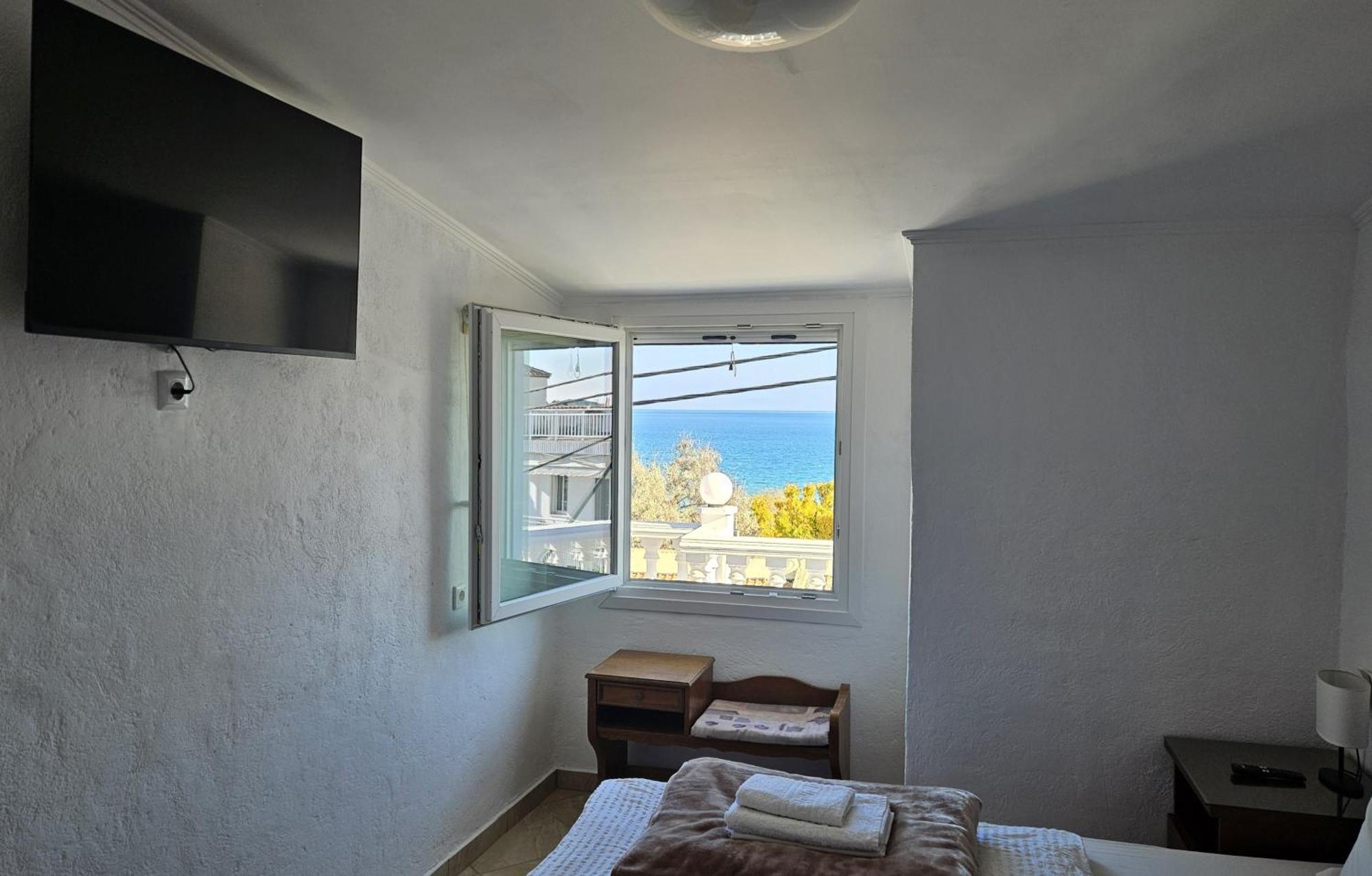 Leonidas Apartments Néa Péramos Bagian luar foto
