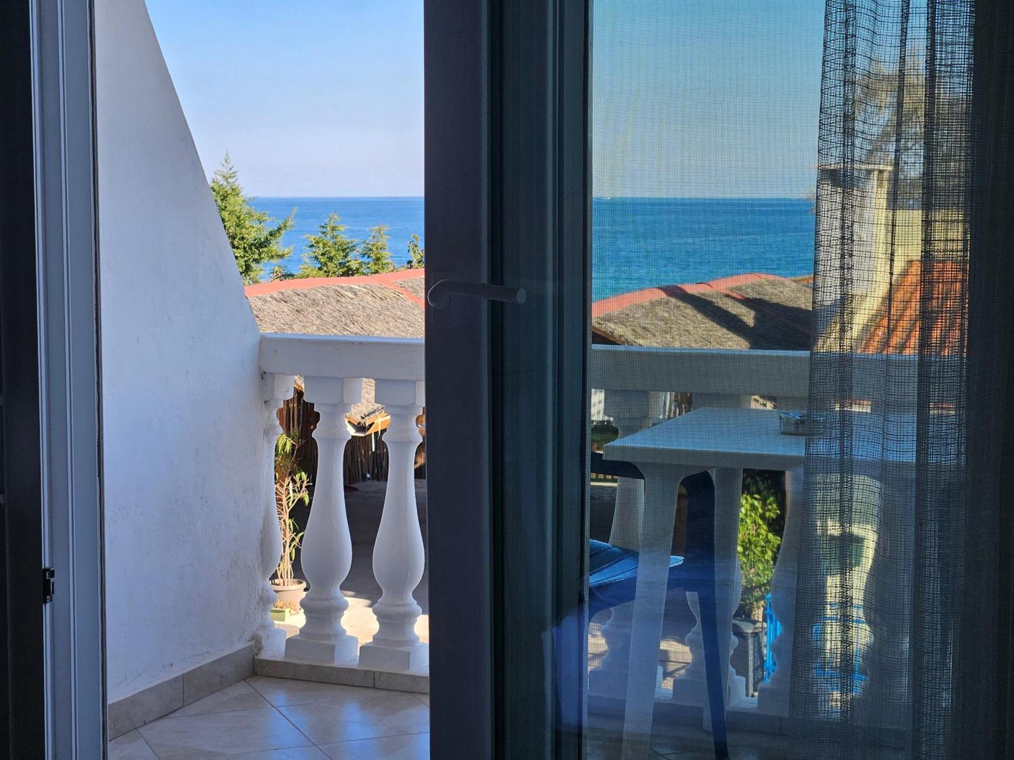 Leonidas Apartments Néa Péramos Bagian luar foto