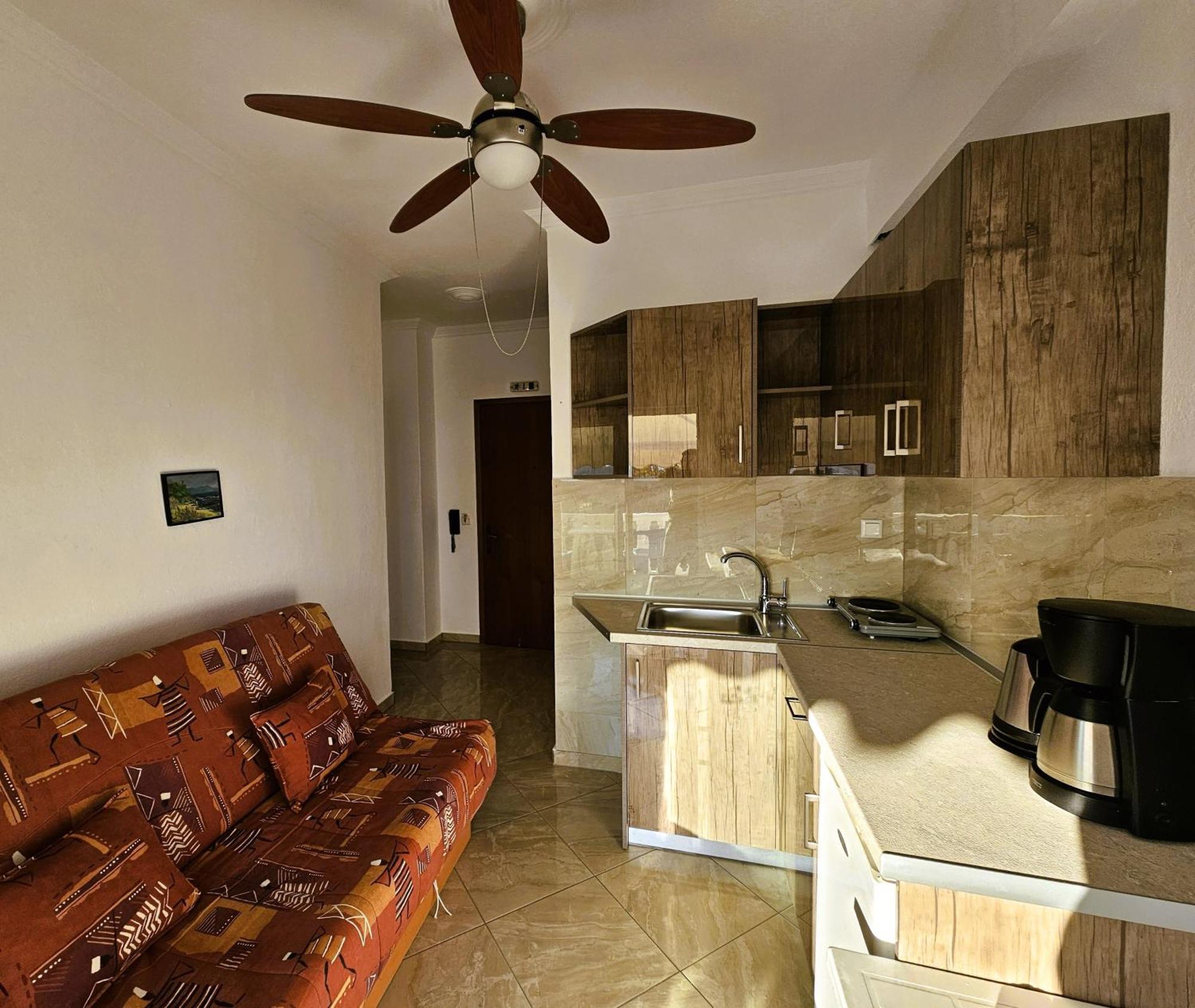 Leonidas Apartments Néa Péramos Bagian luar foto